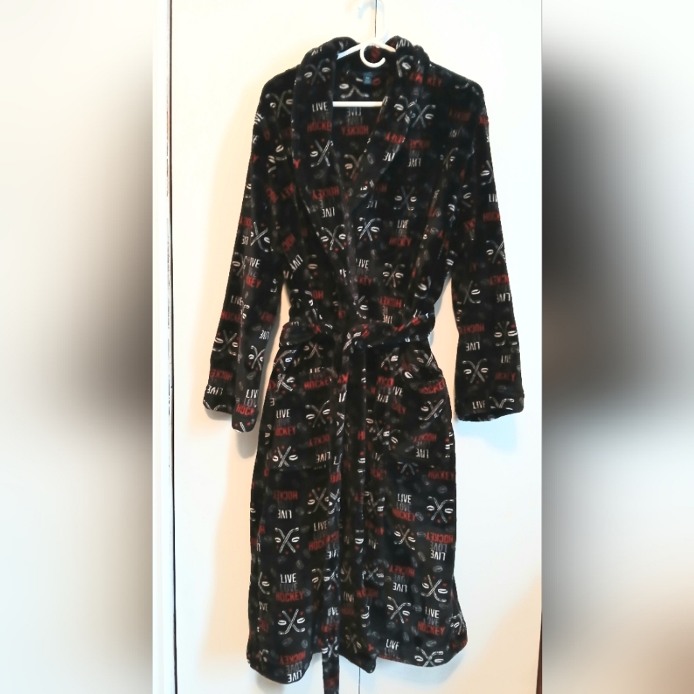 Sleep Therapy Black "Live Love Hockey" Cozy Men's Small Robe Housecoat